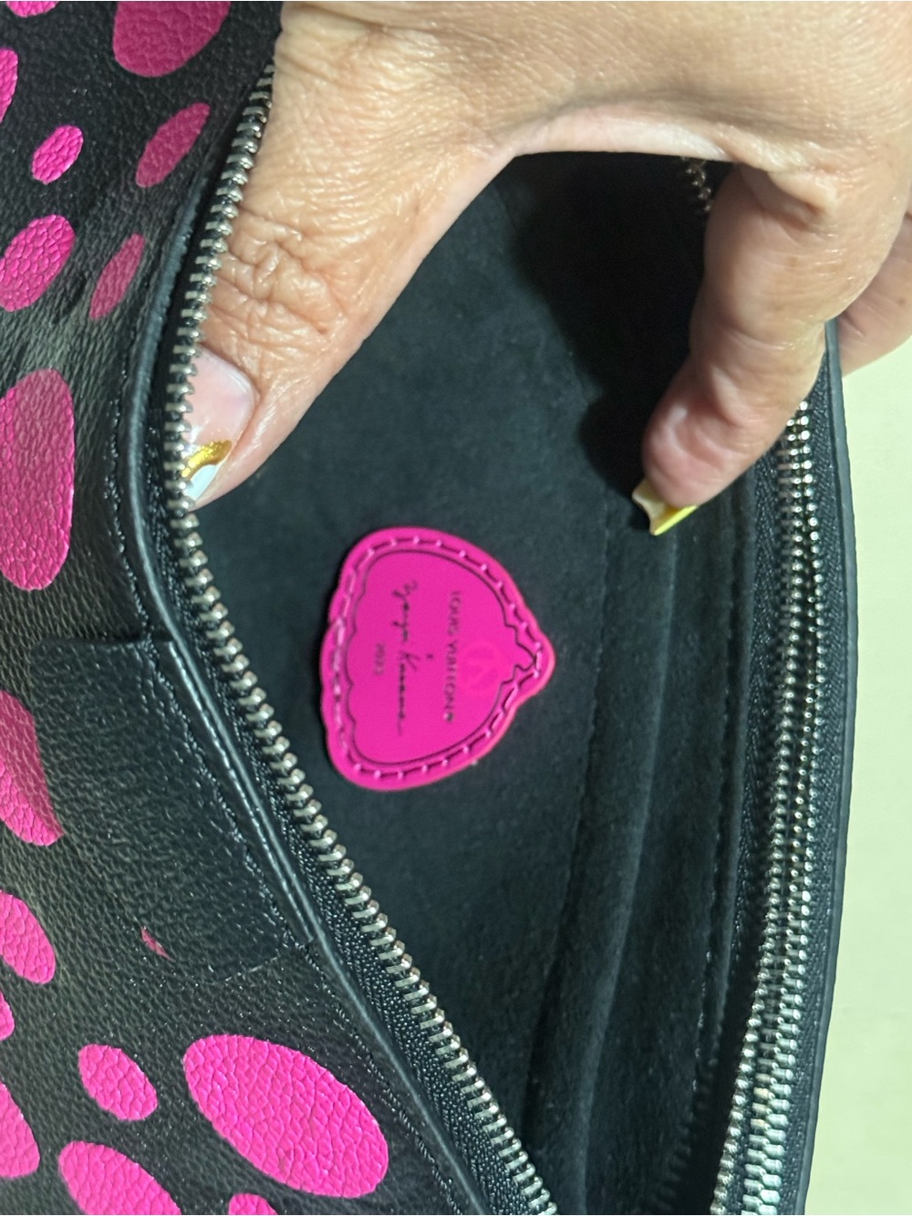 Limited edition Louis Vuitton Black Leather Crossbody with Hot Pink Polka Dots - Picture 7 of 10
